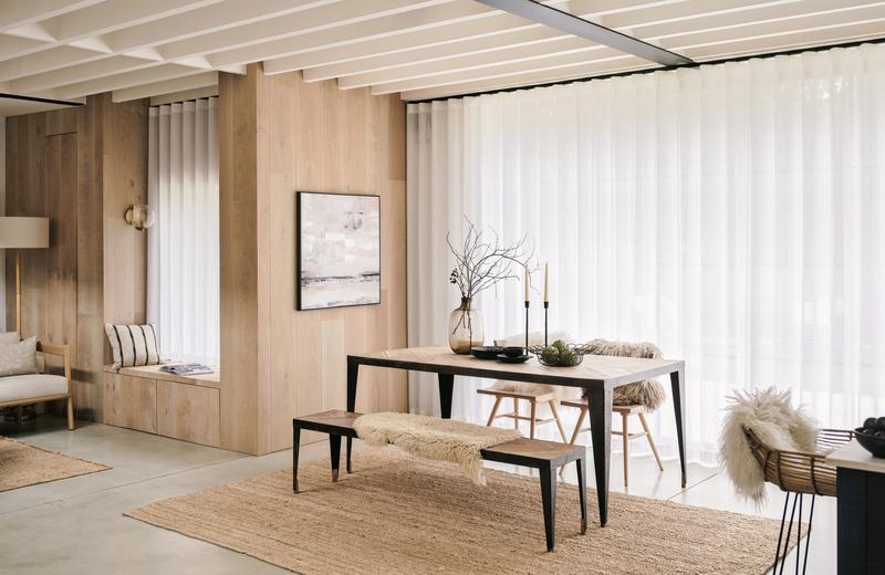 Made-to-measure wave curtains with continuous folds in a contemporary living room