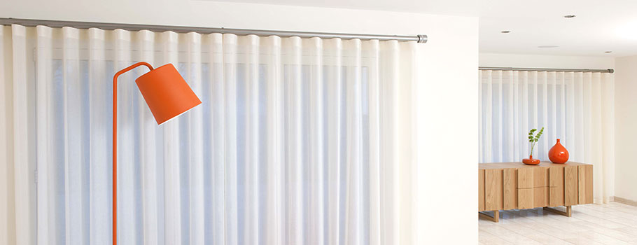Silver Silent Gliss pole with Strata finials Silver Silent Gliss pole with Strata finials